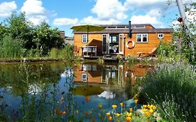 Kapitänshaus Kappeln Zirkuswagen am See